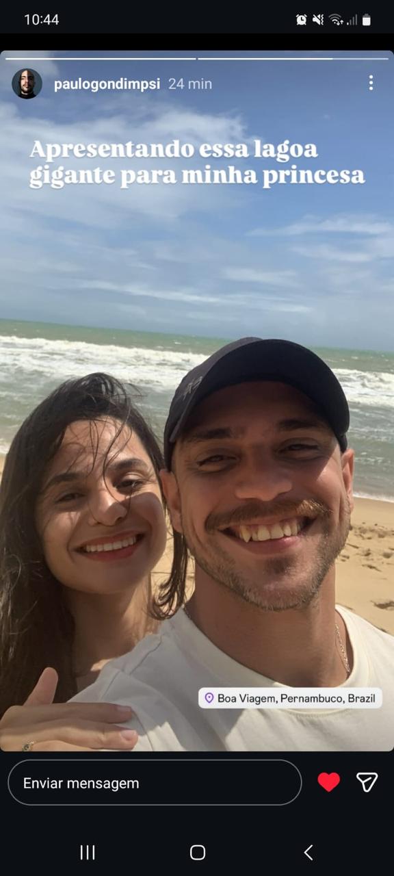 Noivo apresenta o mar para a noiva